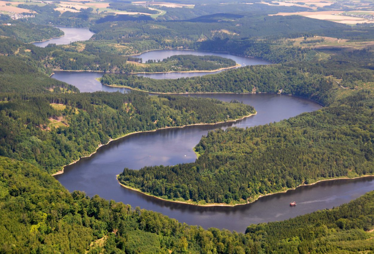 Luftbild des Bleiloch-Stausees